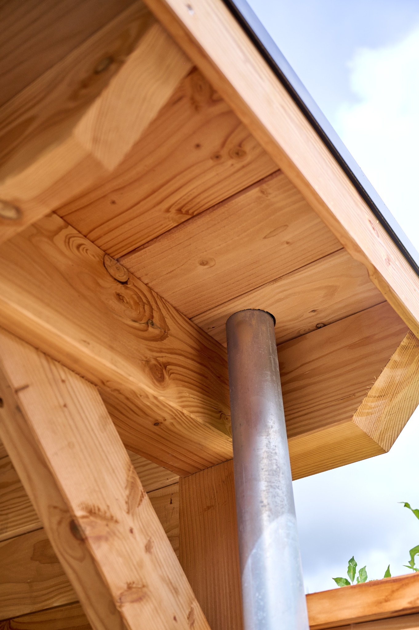 Detail van overstek en hemelwaterafvoer bij een douglas overkapping in Hapert
