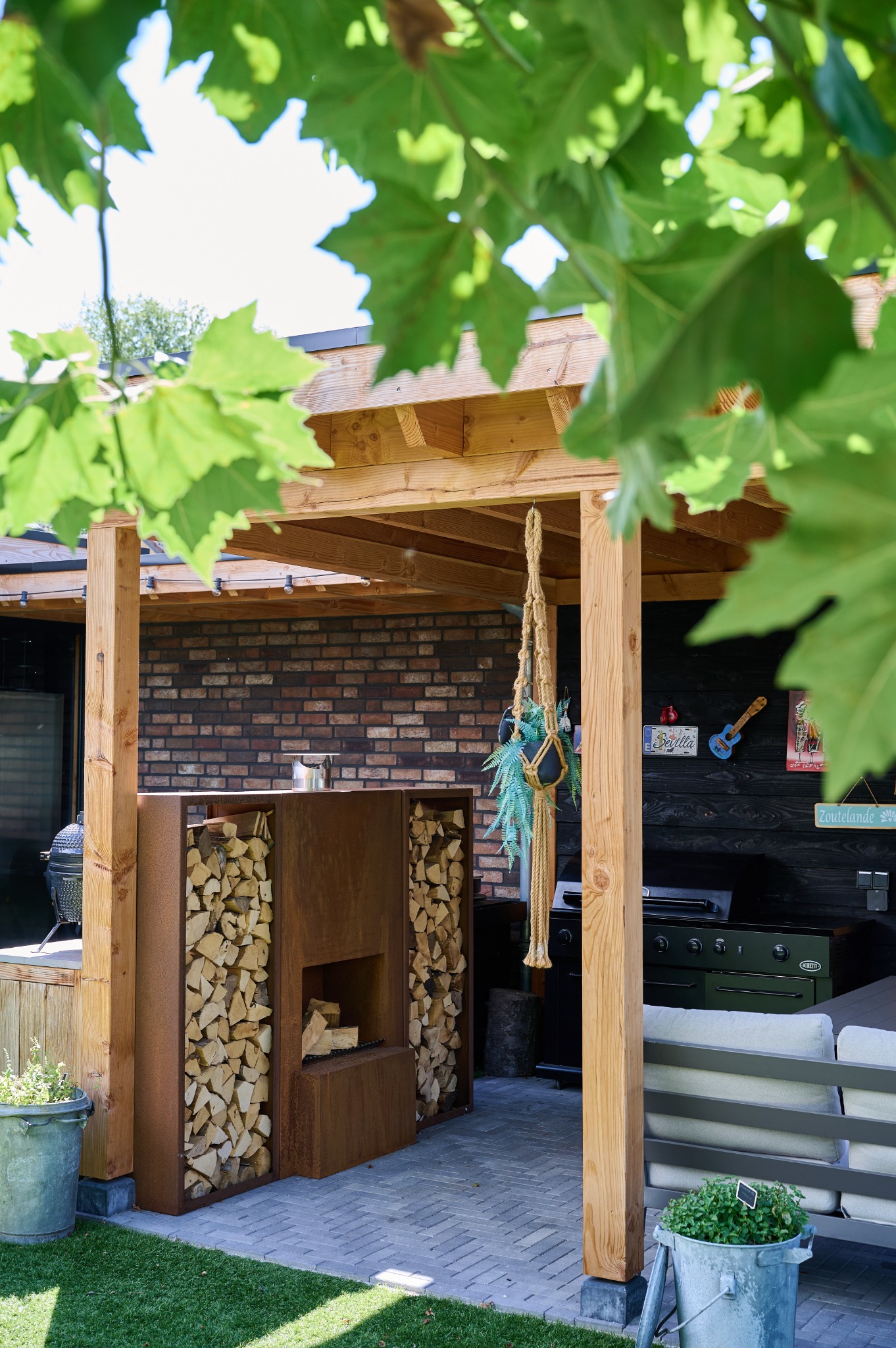 Detail van douglas staanders en dakconstructie van overkapping in Reusel